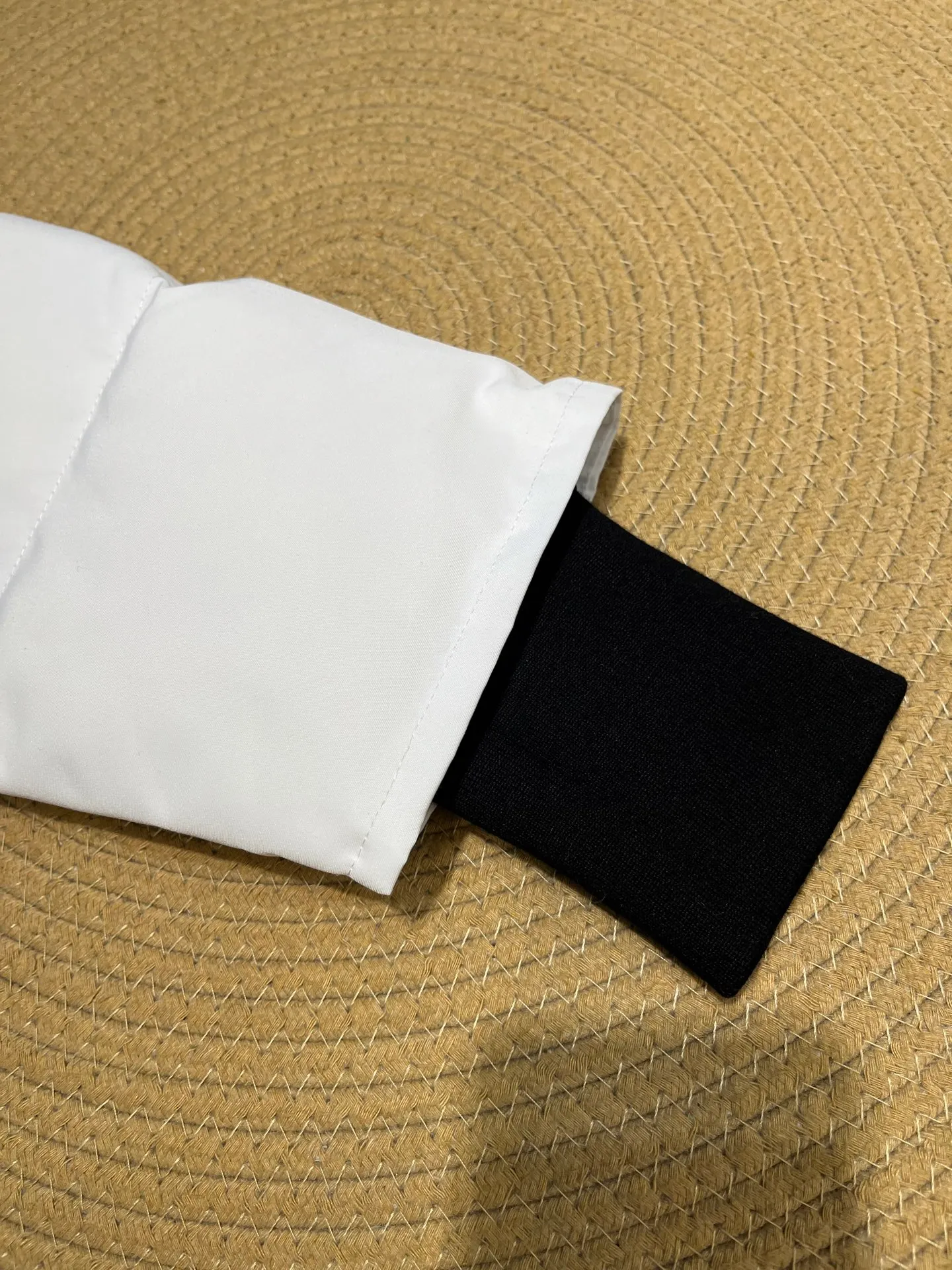 P860 Canada Goose Canada # Expedition04 Parker, a treasure of Canadian origin! Limited supply worldwide! Canada Goose Model 04 is a top-notch couple model, polar cold-proof outdoor series fur collar detachable hooded parka down jacket, the first Goose in 2024. I hope my partners like the top quality, and I hope everyone can evaluate it together! The most popular cool items of the Big Goose family in 2024 are online. The same popular product of Yi Yang Qianxi is said to be a joint limited edition Big Goose that cannot be bought in autumn and winter. If you dislike the sameness of the Big Goose in the past, then this model will definitely give you a different experience! This year's most powerful couple's collection for autumn and winter is online, a top-notch luxurious ready-to-wear style, paired with an outdoor warm down jacket with great style and charm! The most standard and classic items of the Daye family in the past two years are equipped with unique reflective stripes for embellishment, which further shows the high-end fashion performance effect. With the embellishment of hardware buckles, it has excellent performance effect. The upper body is clean, simple and elegant, even for urban leisure. It is suitable for various occasions. Designed with large pockets, this model has a large capacity and is equipped with reflective stripes, making it safer at night. It is suitable for various adventure activities. It is made of windproof and waterproof technical materials. The interior is filled with full white duck down, which is absolutely cold-proof and warm. It also has a stand-up collar design and fine fluff at the collar, with meticulous attention to detail! The charm of this model is also more spiritual, and the upper body has more temperament and specifications. It perfectly shows the ultra-high standard of fashionable performance of this model, integrating outdoor and life, and you can even create high-street wear! The most pinnacle limited-edition goose that we have presented so far, both in terms of design and detailed materials, it is completely outstanding. The grand and evergreen version design is matched with cool reflective elements. The overall appearance can be said to be quite high, and it has that kind of powerful outdoor performance! It combines high-end casual attributes with high-street style. It is high-grade, domineering, warm, and beautiful. The visibility of the upper body is quite strong, and the configuration of the owl element is highly brand-recognizable. It fully complements the overall brand performance and visual effects, and also has the high-end sense of fashion and fashionable performance. It is a must-buy product because it is the most awesome down brand on the planet and one of Canada's three national treasure brands. It is also a sentimental down luxury brand. In the field of polar cold-proof clothing, Goose has made an irreplaceable contribution... Size: xs s m l xl